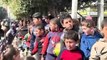 شاهد: أطفال فلسطينيون ينتظرون في طوابير طويلة للحصول على قليل من الطعام في دير البلح