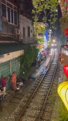 Train passant devant un café dans la rue du Train