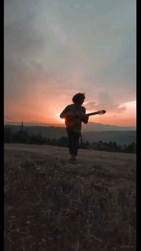 Manu Chao est un musicien, chanteur et compositeur espagnol d'origine française. Né le 21 juin 1961 à Paris, il est connu pour son style musical éclectique mêlant reggae, ska, rock et influences latino-américaines.