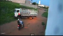 Câmera mostra momento em que dupla assalta funcionários em frente a empresa de gás de Sousa