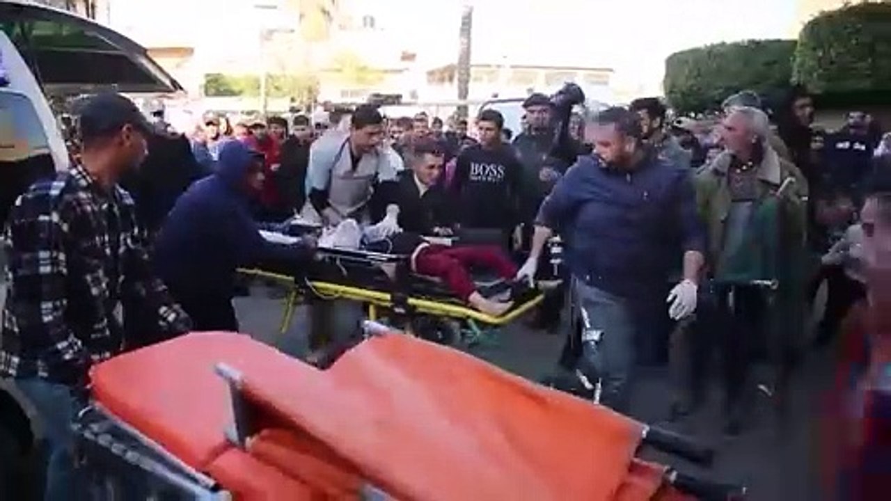 مشاهد مروعة لتكدس العشرات من جثامين القتلى وسط...