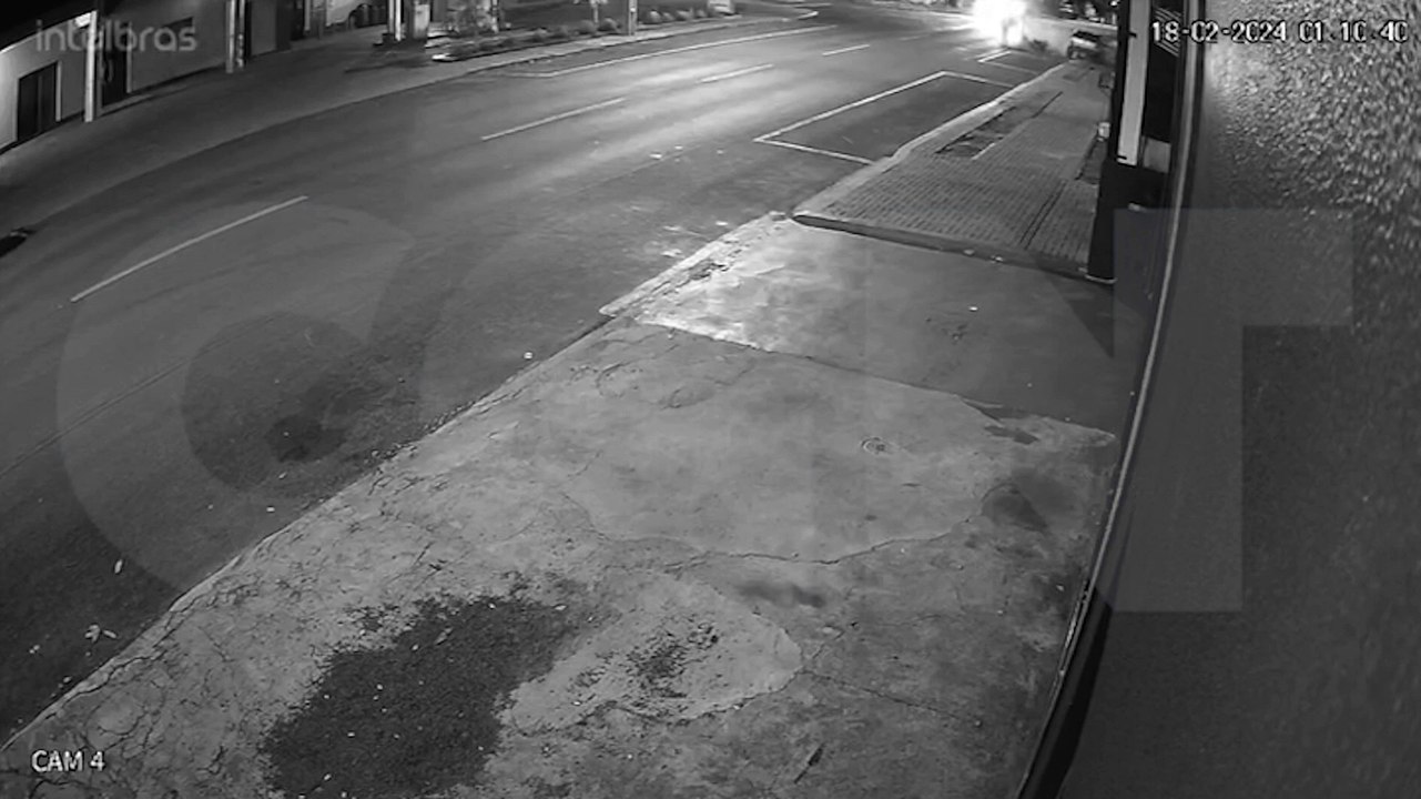 Câmera flagra Astra tombando após atingir Gol estacionado na rua Manaus