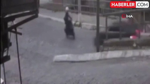 İzmir'de motosiklet sürücüsünün ölümden döndüğü kaza kamerada