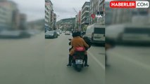 Tokat'ta akıllara durgunluk veren yolculuk kamerada: Peş peşe 2 motosiklet üzerinde 8 kişi yolculuk yaptılar