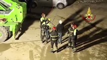 Crollo nel cantiere a Firenze: gru e catene per rimuovere la trave gigante. Le operazioni dei vigili del fuoco