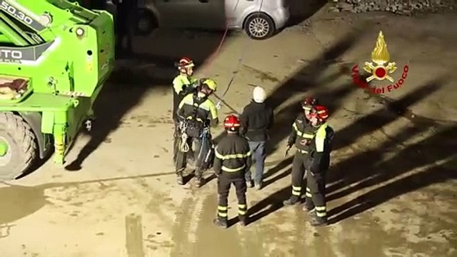 Crollo nel cantiere a Firenze: gru e catene per rimuovere la trave gigante. Le operazioni dei vigili del fuoco