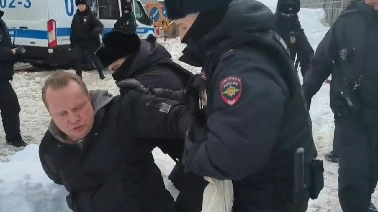 Russische Polizei löst Nawalny-Mahnwachen mit Gewalt auf