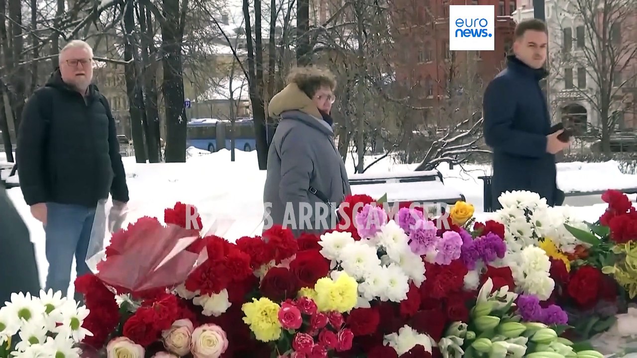 Russos continuam a homenagear Navalny apesar do risco de detenção. Mais de 400 já foram presos