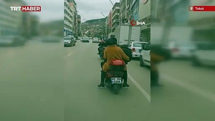 2 motosiklette 8 kişi yolculuk yapanlar trafiği tehlikeye attı