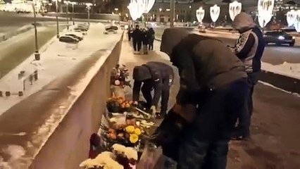 Homenagens a Navalny removidas durante a noite.