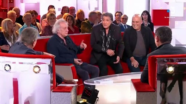 Le chanteur Frédéric François débarque sur le plateau de Vivement dimanche sur France 3 avec le bras en écharpe: Mon épaule s’est cognée contre un mur et elle s’est cassée en deux parties - Regardez
