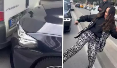 Trafikte çarptığı aracı tekmeleyip sürücüsüne tehditler savurdu