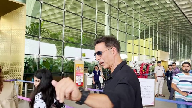 Akshay-Twinkle spotted at airport with daughter Nitara; are they headed for family vacay