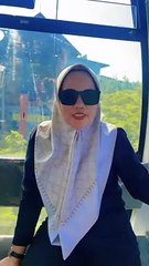 Ortu Sridevi naik gondola di Pantai Ancol