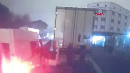 Tải video: Esenyurt'ta TIR'dan hırsızlık yapmak isteyen şüphelilere bir başka TIR şoförü engel oldu