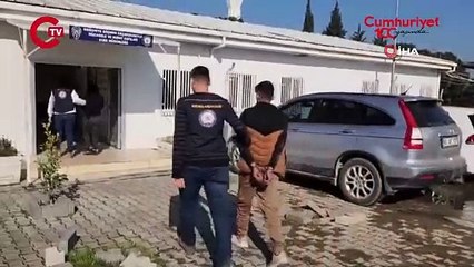 Kaçak göçmen taşıyan sürücü, aracı polisin üzerine sürdü o anlar kamerada