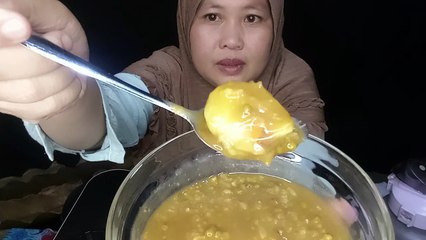 Makan bubur kacang ijo campur duren