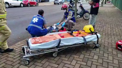 Corsa e Honda Biz se envolvem em colisão na Rua Barão do Cerro Azul e motociclista fica ferido