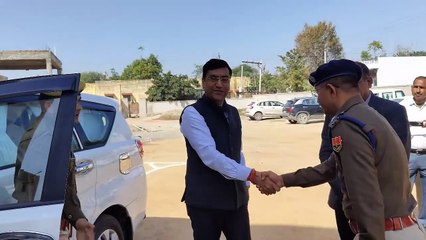 पहले गार्ड ऑफ ऑनर फिर संभाली कलक्टर ने कुर्सी