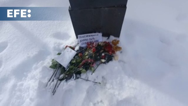 Miles de rusos peregrinan en memoria de Navalni, a pesar de las advertencias policiales