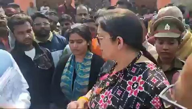 Video: अमेठी में दिखा स्मृति ईरानी का तेवर, बोलीं- आधे घंटे में खाली करो कब्जा, युवक ने दिया मजेदार जवाब