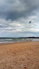HOMEM FICA PENDURDO APÓS BATER  COM PARAMOTOR EM COQUEIRO NO LITORAL SUL DE PERNAMBUCO