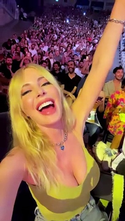 Yetmiyor ki statlar, kalbimiz senle çarpar, layıksın bu sevgiyeee aşkın olayımmm @mauroicardi  Dün gece Harbiye’de @simgesagin konserinde tribünleri aşan bir an yaşandı; sahnede Simge, vokalde ben, gönüllerde İcard