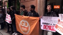 La protesta dei Giovani Democratici alla sede del Pd, al Nazareno non li fanno entrare
