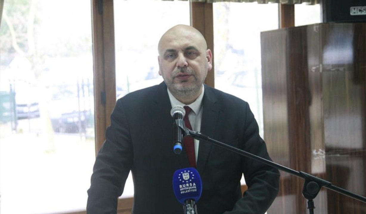 Orhangazi Belediye Başkanı Bekir Aydın kürsüde depremi konuşurken deprem oldu