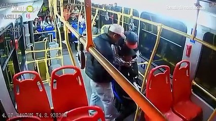 Impresionante y violento atraco a un joven futbolista en Transmilenio
