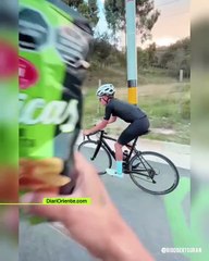 #LaImagenDelDía ¦ Esta tarde un joven ciclista se vio gratamente sorprendido cuando Rigoberto Urán se acercó a darle "papitas" para que terminará de subir en la vía Las Palmas. El reconocido deportista con su carisma le dio varios consejos y lo felicitó p