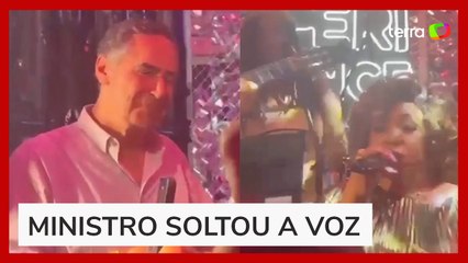 Presidente do STF, Barroso é flagrado cantando com Alcione em camarote na Sapucaí