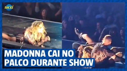 Madonna cai no palco durante show e dá risada