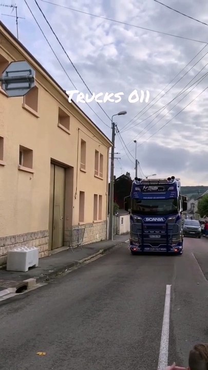 Beautiful SCANIA demonstrating look and sound