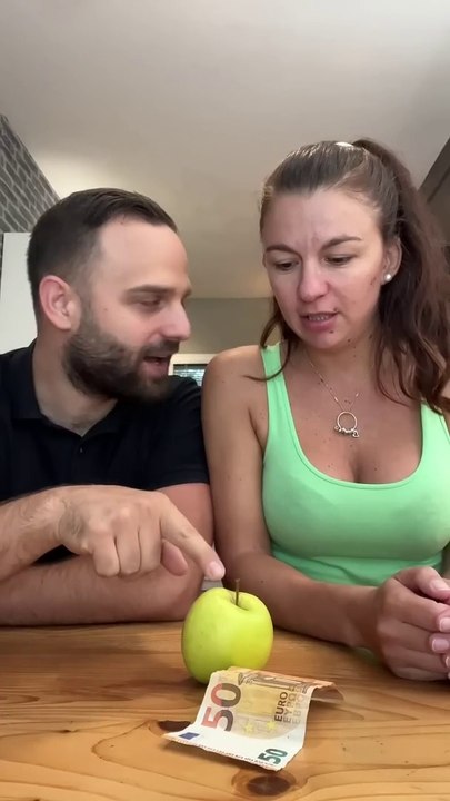 Comment couper une pomme en deux avec un doigt