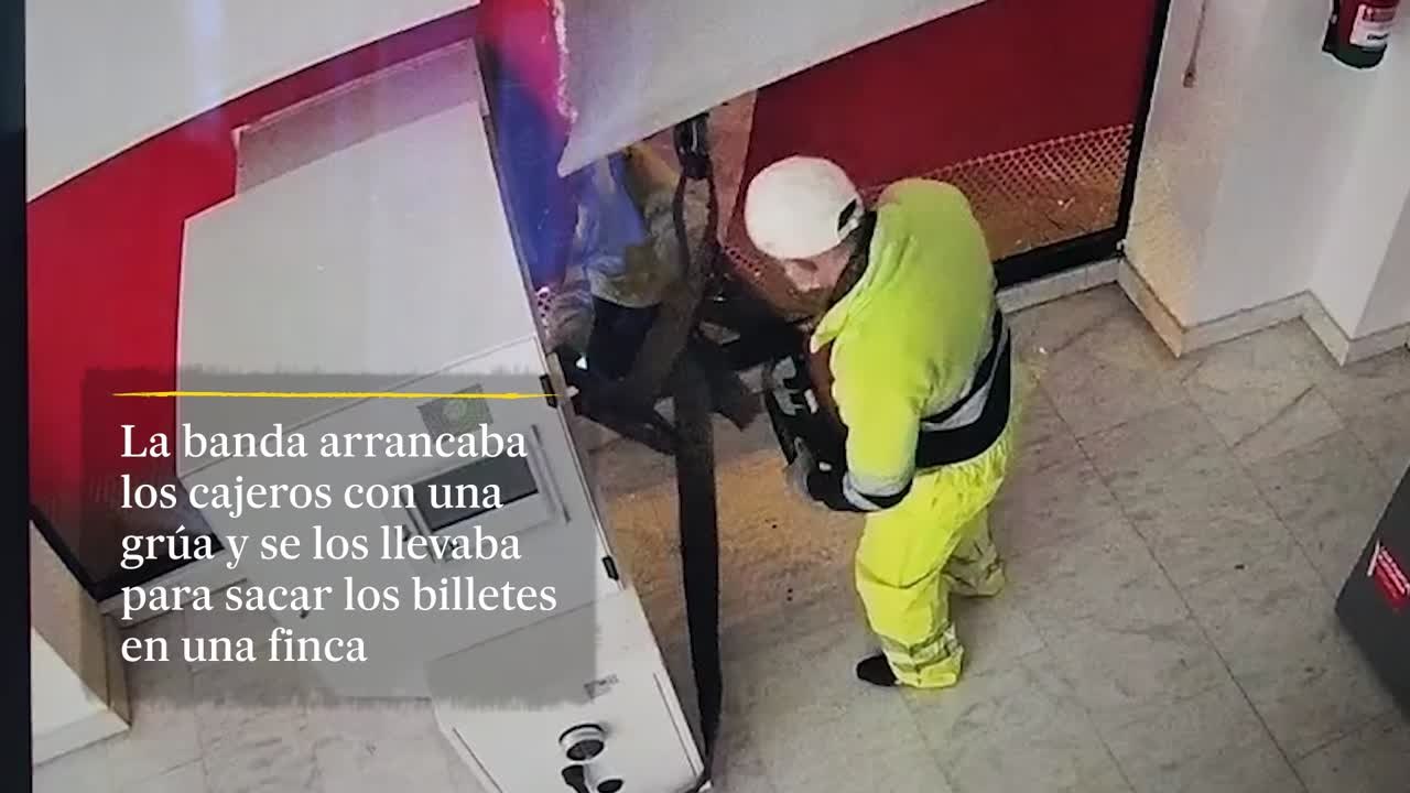 Una banda dirigida por El Grúas arrancó en Madrid cinco cajeros de cuajo vestidos de operarios