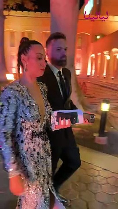 منة شلبي بفستان مكشوف من جهة الصدر ونادية الجندي بإطلالة سوداء جريئة وجومانة مراد تطل بالأحمر.. أبرز إطلالات النجوم في حفل الليالي السعودية المصرية