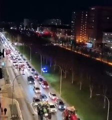 Vean la temeridad que hace este coche policial para perseguir a los agricultores en Vitoria