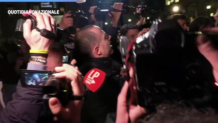 Télécharger la video: Fiaccolata per Navalny a Roma, contestato Romeo della Lega