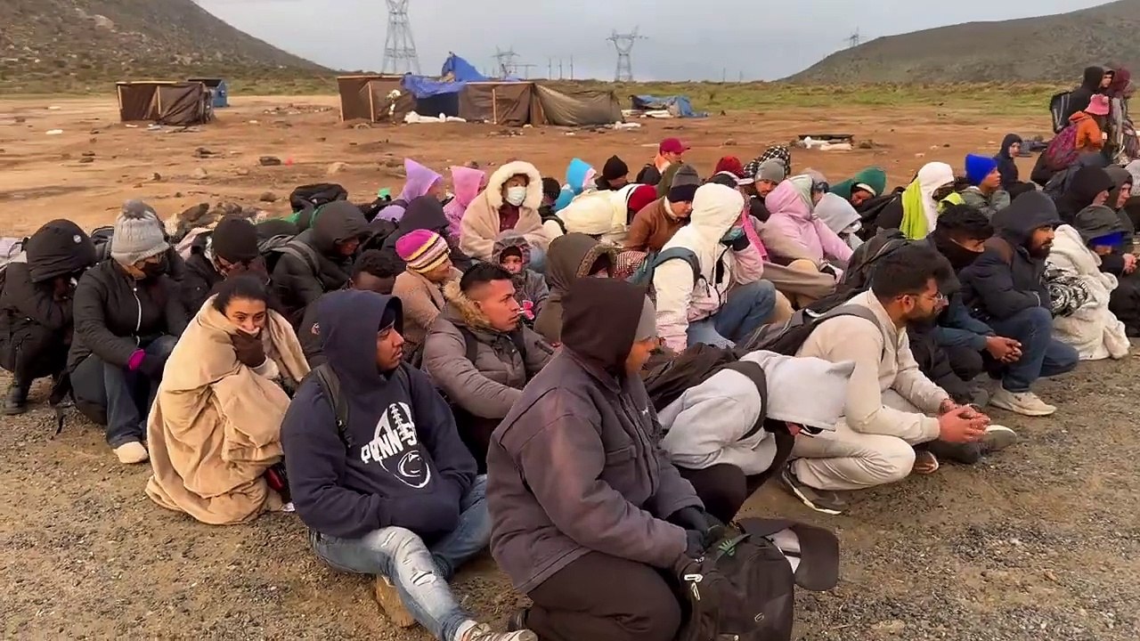 Un groupe d'immigrants illégaux (pour la plupart des adultes célibataires) attendant d'être récupérés par la patrouille frontale et traités à Jacumba, en Californie