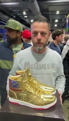 l'or  INSOLITE | Donald Trump a lancé sa propre ligne de baskets, vendue entre 199$ et 399$.