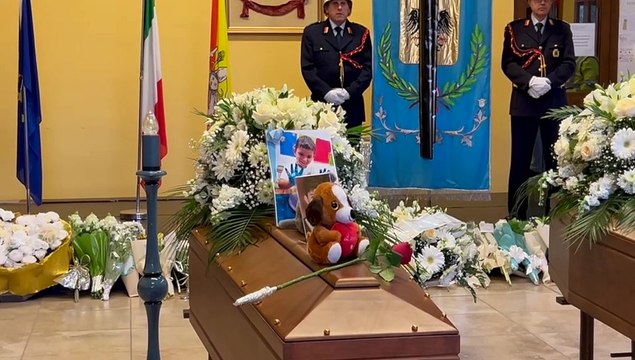 Lo strazio di Altavilla alla veglia funebre per Emanuel e Kevin