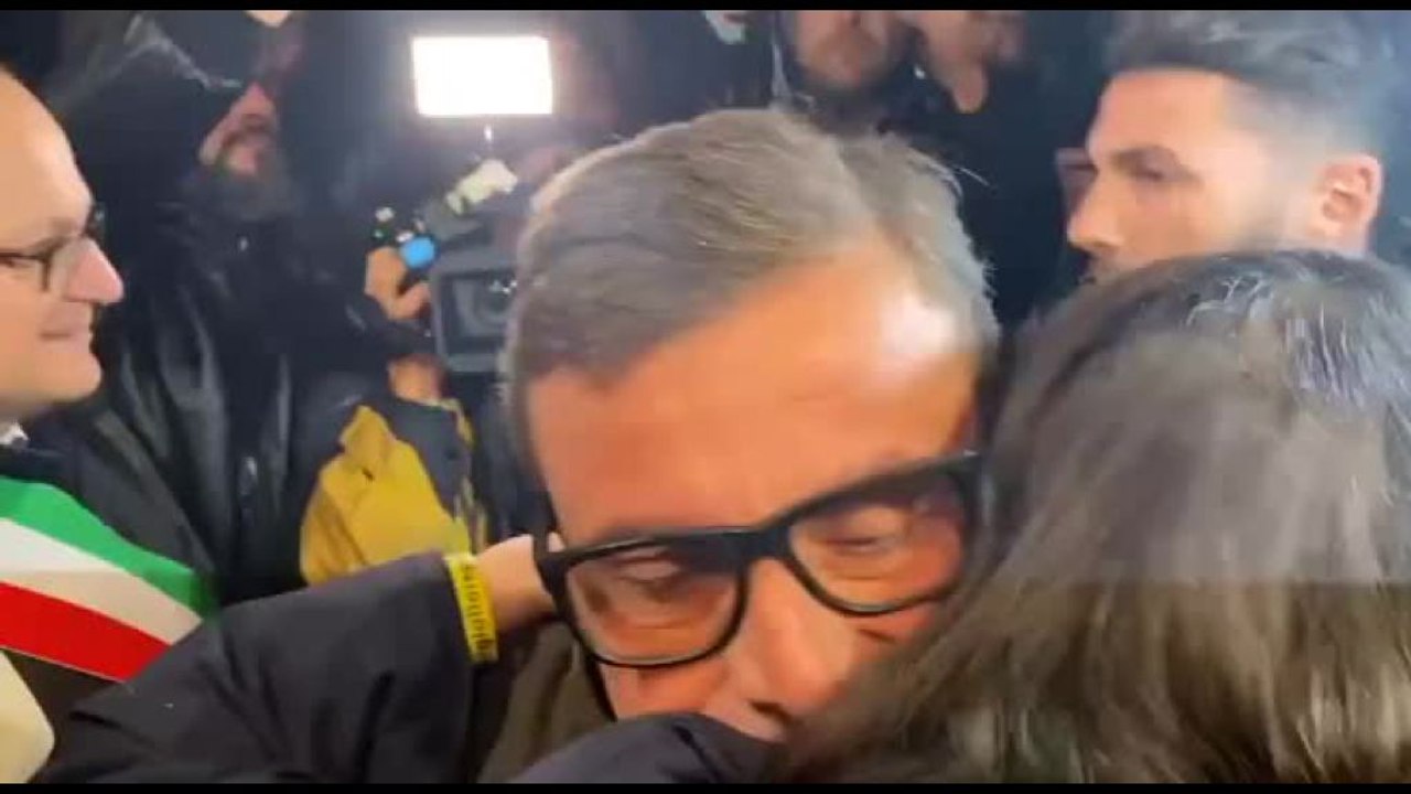 L'abbraccio tra Calenda e Schlein alla fiaccolata per Navalny