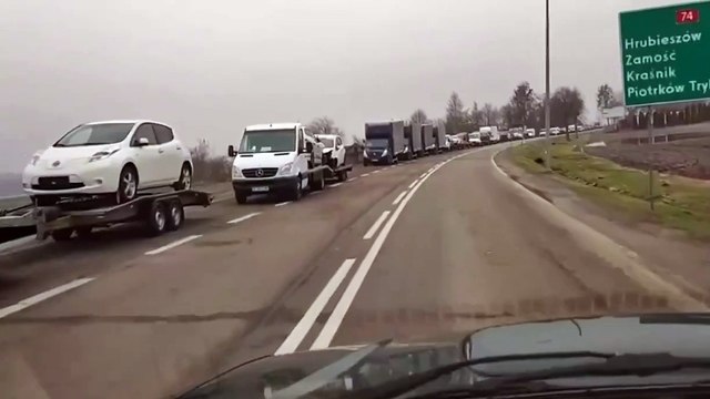 POLOGNE Environ 3 300 camions sont actuellement retenus aux postes de contrôle frontaliers ukrainiens par des agriculteurs polonais.