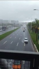 Fortes chuvas mostram sinal de alagamento na Avenida Paralela