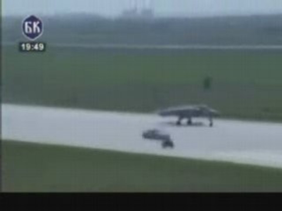 une course entre une Porsche, un avion de chasse et une moto