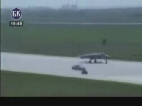 une course entre une Porsche, un avion de chasse et une moto