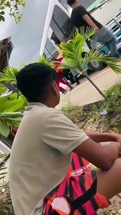 Captan a buseros peleando con tubo en mano en e...