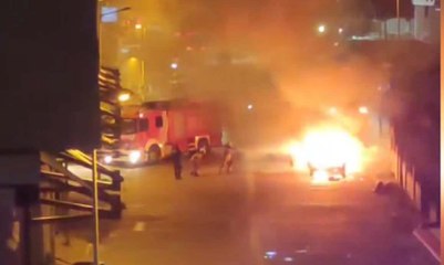 Esenyurt'ta otomobil alev alev yandı; müdahale sırasındaki patlama kamerada