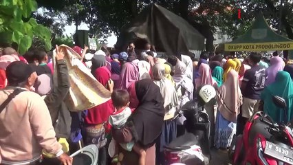 Emak-Emak di Probolinggo Rela Antre Berdesak-Desakan Demi Beras Murah